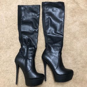 Sexy AF platform heeled boots 🖤🖤🖤